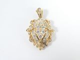 un gros plan d'un pendentif en or et diamants sur fond blanc