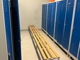 une longue rangée de casiers bleus dans une pièce