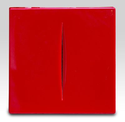 La boîte en plastique rouge est ouverte et prête à servir de présentoir.
