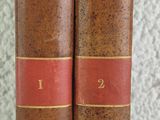 deux vieux livres posés sur une table l'un à côté de l'autre