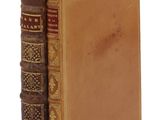 un vieux livre posé sur une bibliothèque marron