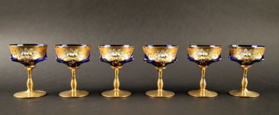 six verres à vin sont alignés sur une table