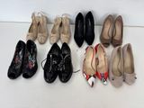 plusieurs paires de chaussures de femmes sont alignées sur une surface blanche