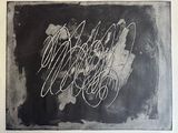 photographie en noir et blanc d'un dessin représentant une main sur laquelle figurent des inscriptions