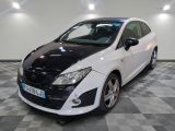 une photo d'une voiture noire et blanche garée dans un garage