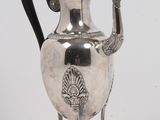 cafetière plaquée argent avec poignée noire et socle