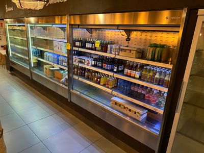 une vitrine réfrigérée dans un magasin d'alimentation