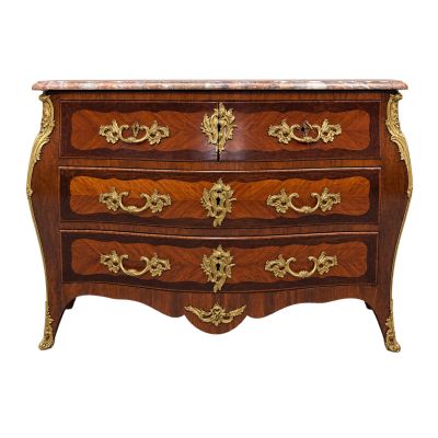 une image d'une commode avec un plateau en marbre