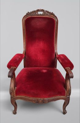 une chaise rouge aux finitions dorées, dont l'assise est recouverte de velours rouge