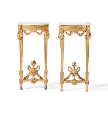 paire de tables d'appoint de style Louis XVI en forme de gilet