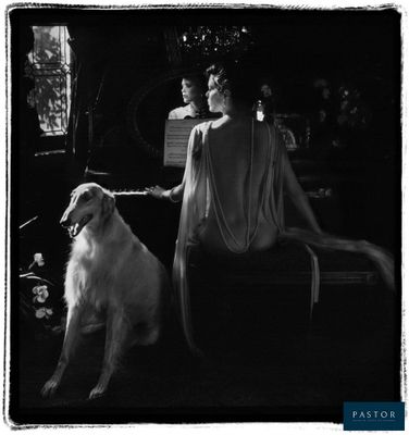 photographie en noir et blanc d'une femme assise sur un banc avec un chien