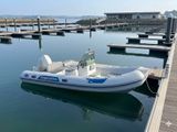 une image représentant un petit bateau amarré à un quai