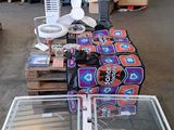 beaucoup d'objets posés sur le sol
