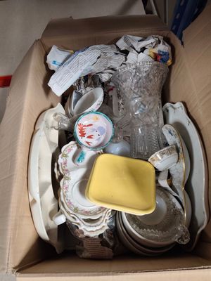 une boîte en carton remplie d'assiettes et de plats divers