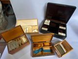 un grand nombre de petites boîtes posées sur une table