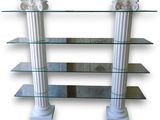 une photo d'une étagère en verre sur laquelle sont posées des colonnes