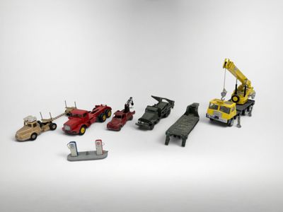 de nombreux véhicules miniatures posés sur une surface blanche