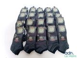 de nombreuses paires de chaussettes noires encore étiquetées