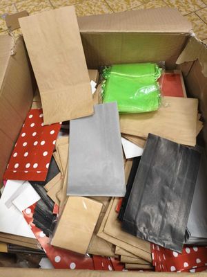 une boîte en carton remplie d'objets hétéroclites sur le sol