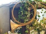 un grand miroir sur lequel est posé un bouquet de fleurs