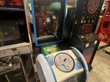 une machine qui se trouve dans une pièce, à côté d'autres machines