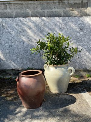 ART DES JARDINS Lot de deux jarres en grés émaillé.