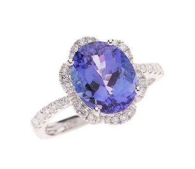 une bague ovale sertie d'une tanzanite et de diamants