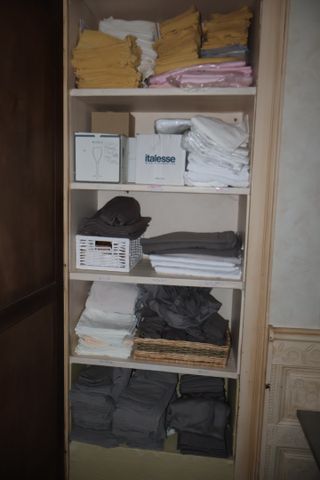 Important lot de nappes, serviettes en tissu et divers