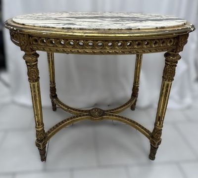 Table de milieu ovale en noyer doré et sculpté, pieds fuselé…