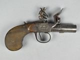 un vieux fusil exposé sur une table