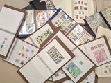 un grand nombre de timbres différents sur les pages d'un livre