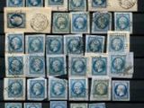 une image représentant une pile de timbres posés sur une table