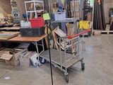 une grande pièce où il y a beaucoup d'objets par terre