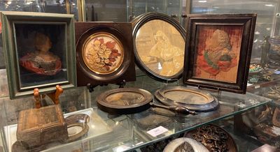 une vitrine en verre dans laquelle sont exposés de nombreux objets variés