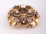an image of a gold broochle with pearls on it