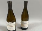 deux bouteilles de vin posées l'une à côté de l'autre sur une table