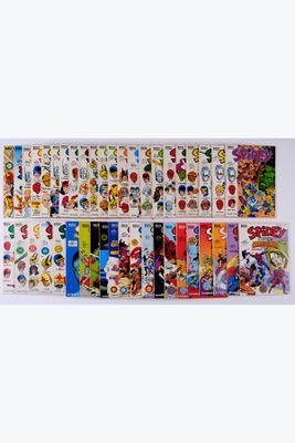 une grande collection d'autocollants est disposée sur une surface blanche