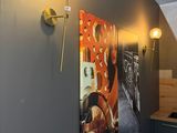un tableau accroché au mur de la cuisine d'une maison