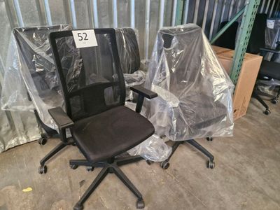 deux chaises de bureau emballées dans du plastique