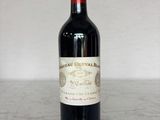 une bouteille de vin posée sur une table