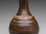 un vase brun posé sur une table