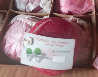 des paquets de pommes emballées dans un carton muni d'étiquettes