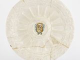 une image représentant une assiette blanche ornée d'un motif jaune et bleu