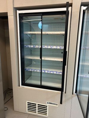une photo d'un réfrigérateur en marche dans une cuisine