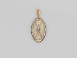 un pendentif en or sur lequel est représenté Jésus