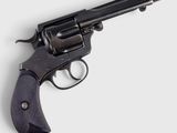un vieux revolver sur fond blanc, avec une crosse noire