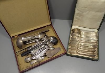 un lot de cuillères en argent et de cuillères dans une boîte