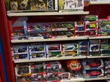 beaucoup de jouets sur les étagères du magasin