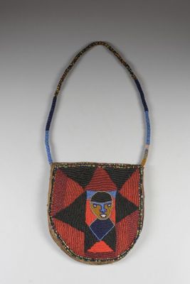un petit sac à main orné de perles sur lequel est peinte le visage d'une femme
