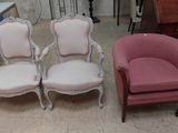 trois chaises et une table dans une pièce où se trouvent une table et une chaise